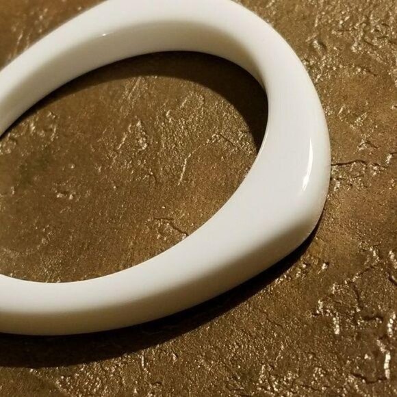 Retro 80s Lucite Triangle White Bangle Bracelet - Picture 4 of 6